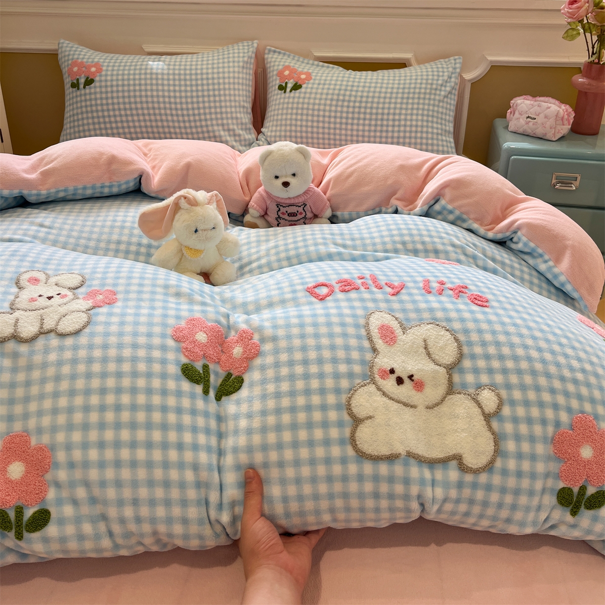 91家纺网 家纺一手货源 找家纺 优迈 2025新款A类卡通200g牛奶绒毛巾绣四件套 小兔花漾