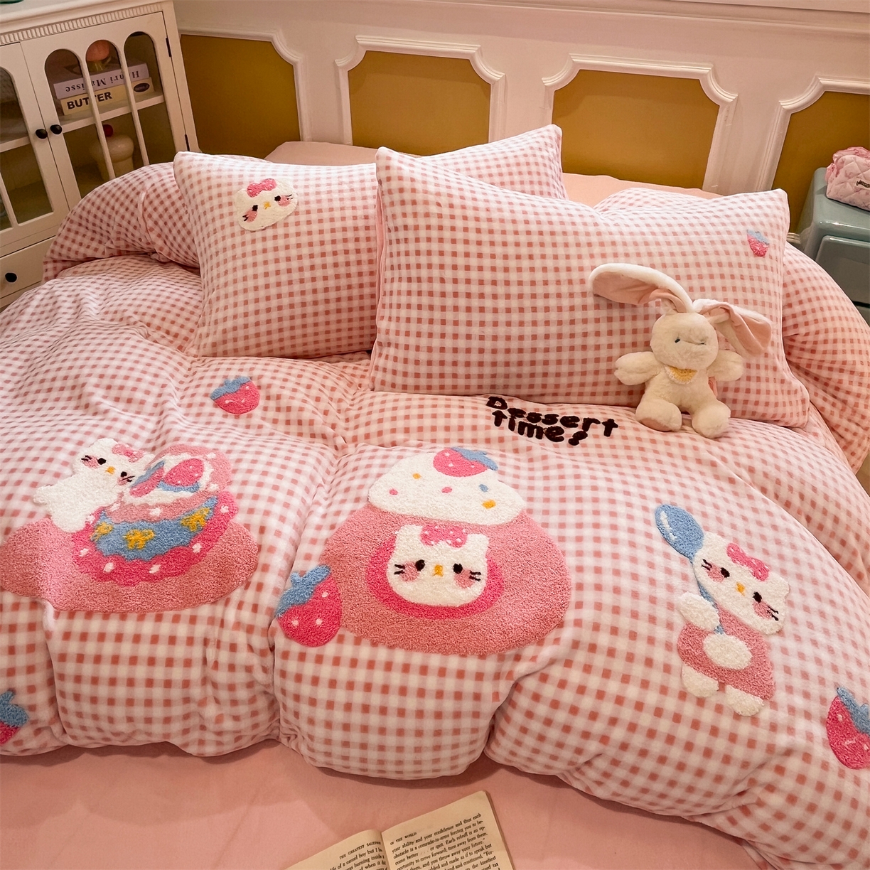 91家纺网 家纺一手货源 找家纺 优迈 2025新款A类卡通200g牛奶绒毛巾绣四件套 甜心莓果