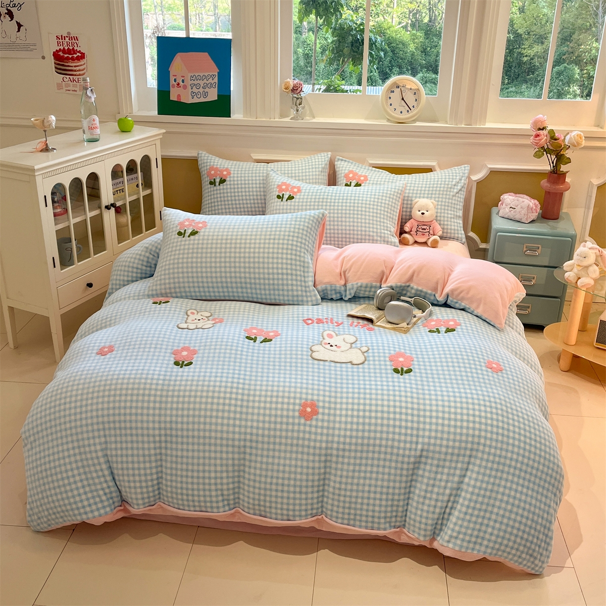 91家纺网 家纺一手货源 找家纺 优迈 2025新款A类卡通200g牛奶绒毛巾绣四件套 小兔花漾