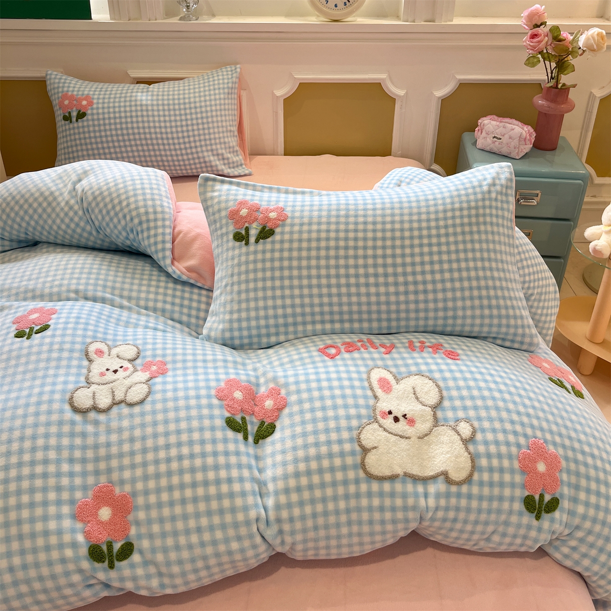 91家纺网 家纺一手货源 找家纺 优迈 2025新款A类卡通200g牛奶绒毛巾绣四件套 小兔花漾