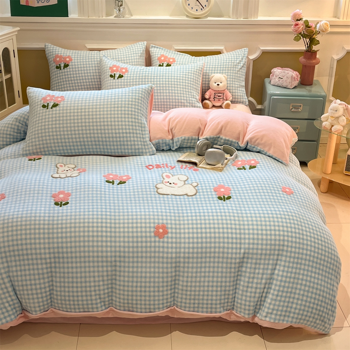 91家纺网 家纺一手货源 找家纺 优迈 2025新款A类卡通200g牛奶绒毛巾绣四件套 小兔花漾