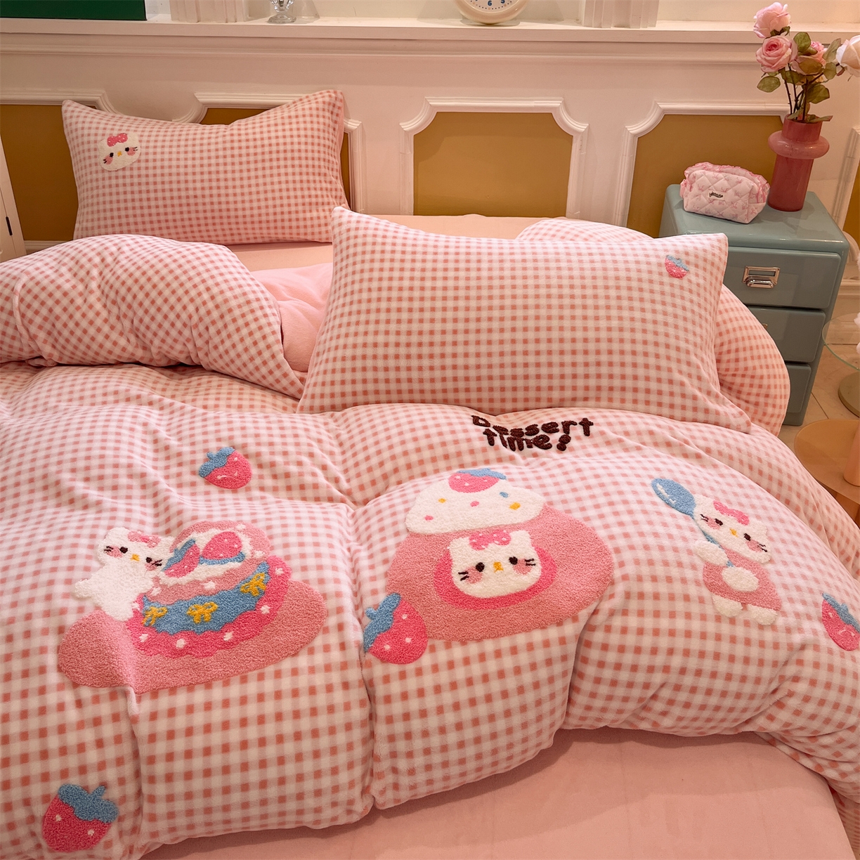 91家纺网 家纺一手货源 找家纺 优迈 2025新款A类卡通200g牛奶绒毛巾绣四件套 甜心莓果