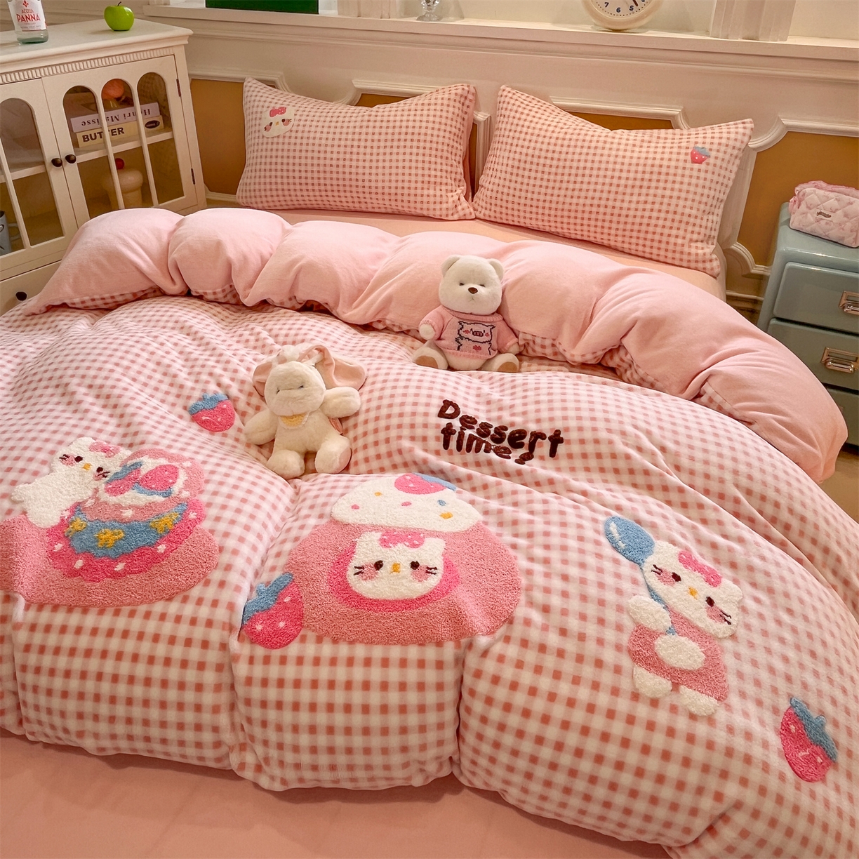 91家纺网 家纺一手货源 找家纺 优迈 2025新款A类卡通200g牛奶绒毛巾绣四件套 甜心莓果