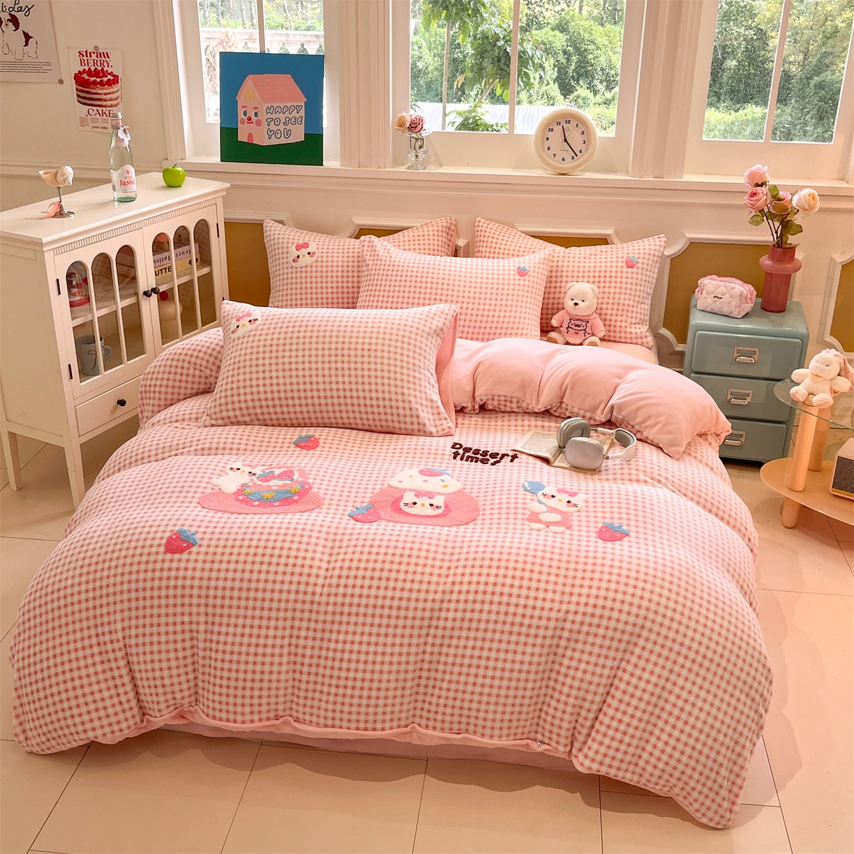 91家纺网 家纺一手货源 找家纺 优迈 2025新款A类卡通200g牛奶绒毛巾绣四件套 甜心莓果