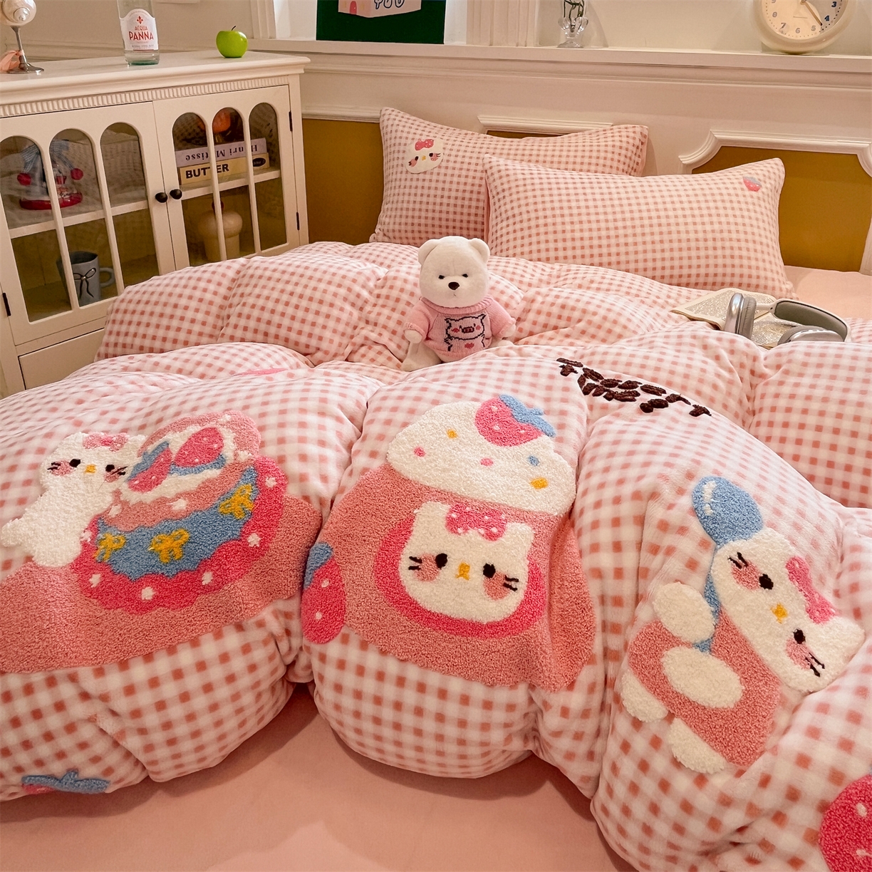 91家纺网 家纺一手货源 找家纺 优迈 2025新款A类卡通200g牛奶绒毛巾绣四件套 甜心莓果