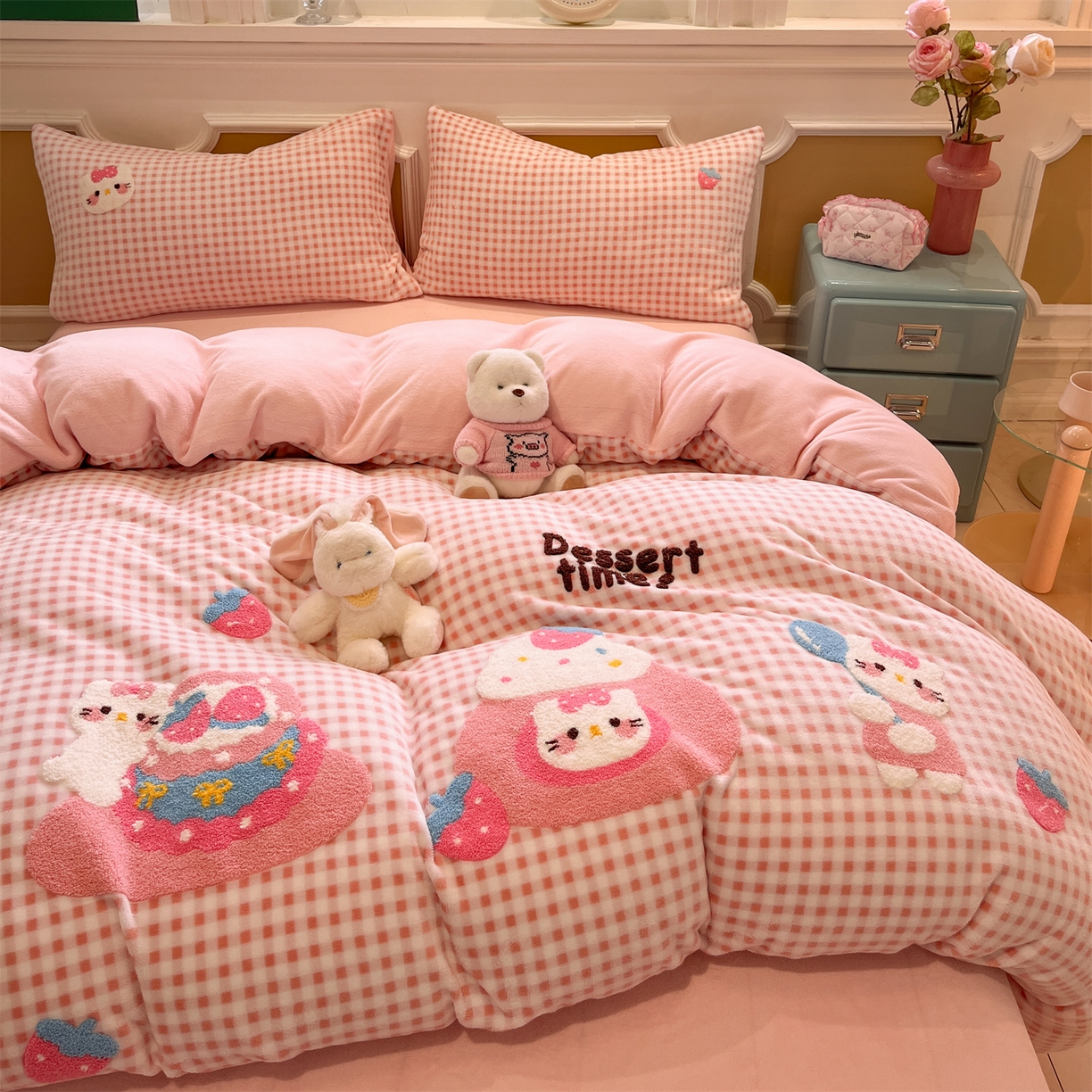 91家纺网 家纺一手货源 找家纺 优迈 2025新款A类卡通200g牛奶绒毛巾绣四件套 甜心莓果