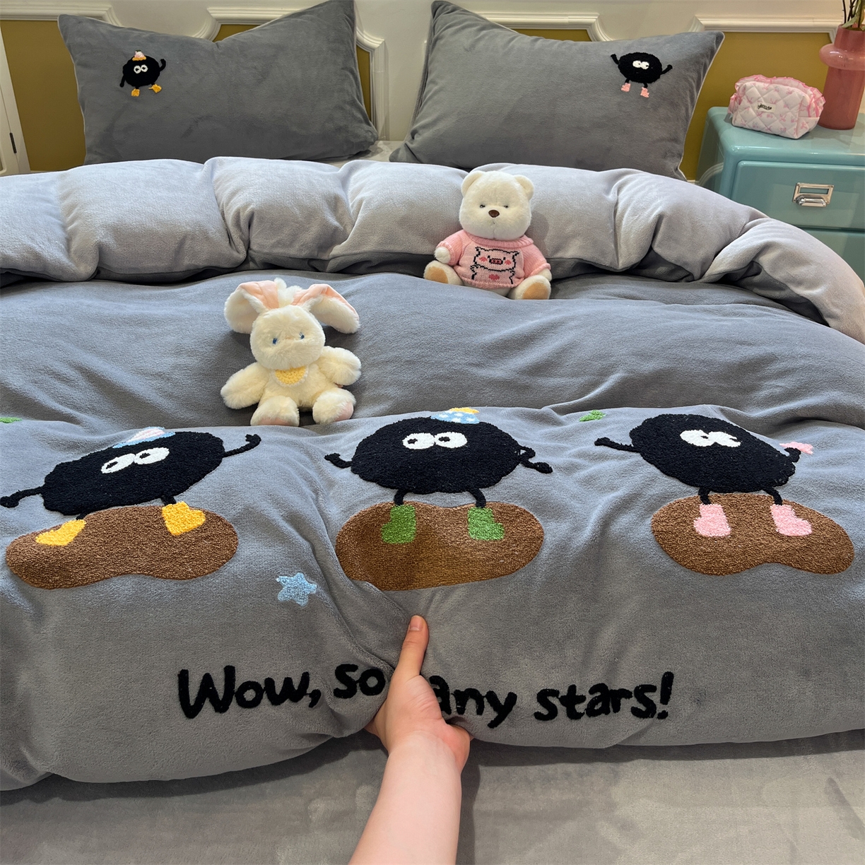 91家纺网 家纺一手货源 找家纺 优迈 2025新款A类卡通200g牛奶绒毛巾绣四件套 煤球精灵