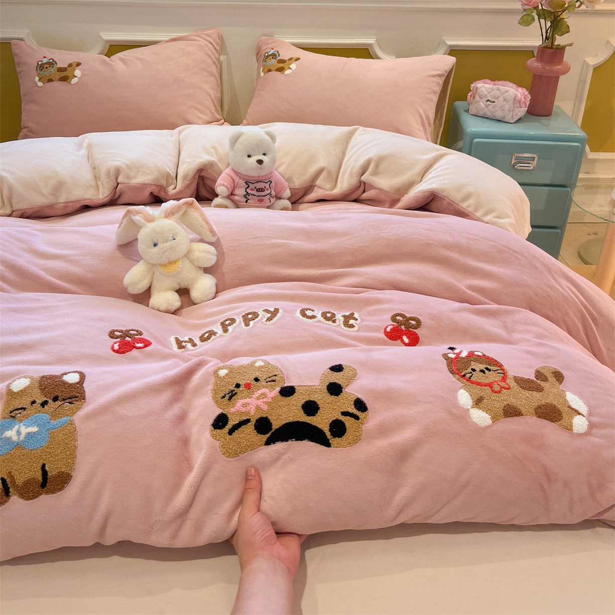 91家纺网 家纺一手货源 找家纺 优迈 2025新款A类卡通200g牛奶绒毛巾绣四件套 粉糯猫咪