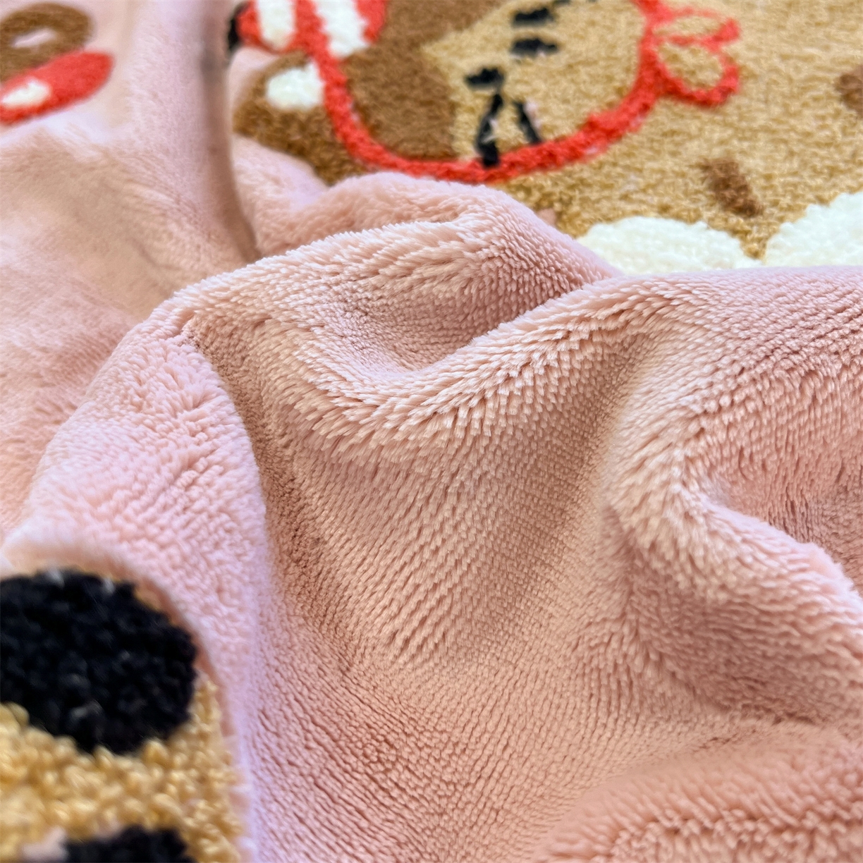 91家纺网 家纺一手货源 找家纺 优迈 2025新款A类卡通200g牛奶绒毛巾绣四件套 粉糯猫咪