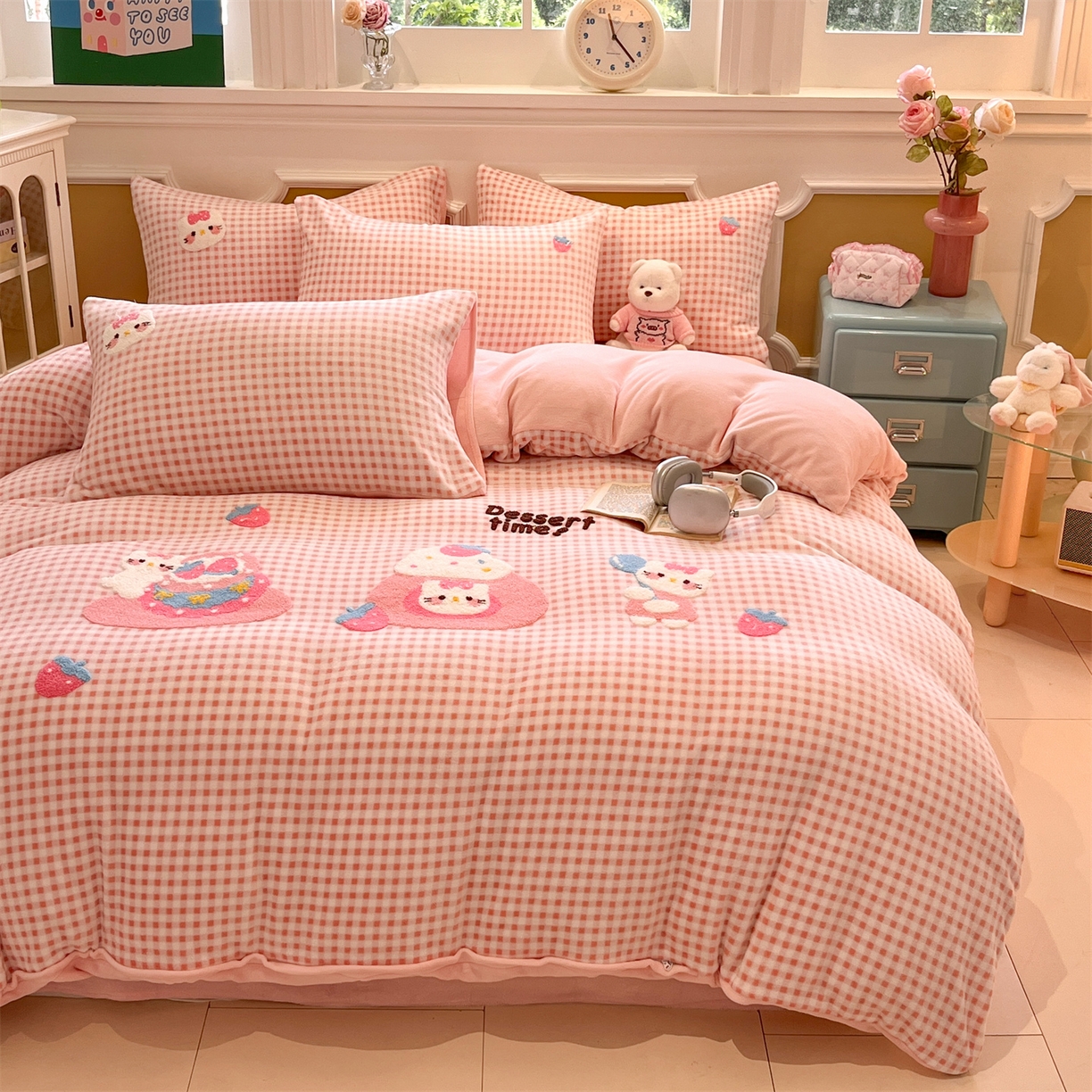 91家纺网 家纺一手货源 找家纺 优迈 2025新款A类卡通200g牛奶绒毛巾绣四件套 甜心莓果