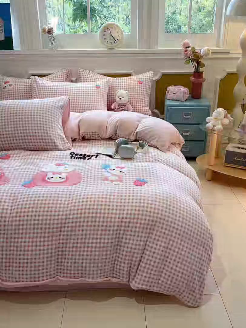 91家纺网 家纺一手货源 找家纺 优迈 2025新款A类卡通200g牛奶绒毛巾绣四件套 甜心莓果