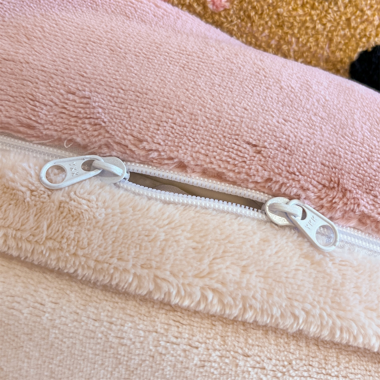 91家纺网 家纺一手货源 找家纺 优迈 2025新款A类卡通200g牛奶绒毛巾绣四件套 粉糯猫咪