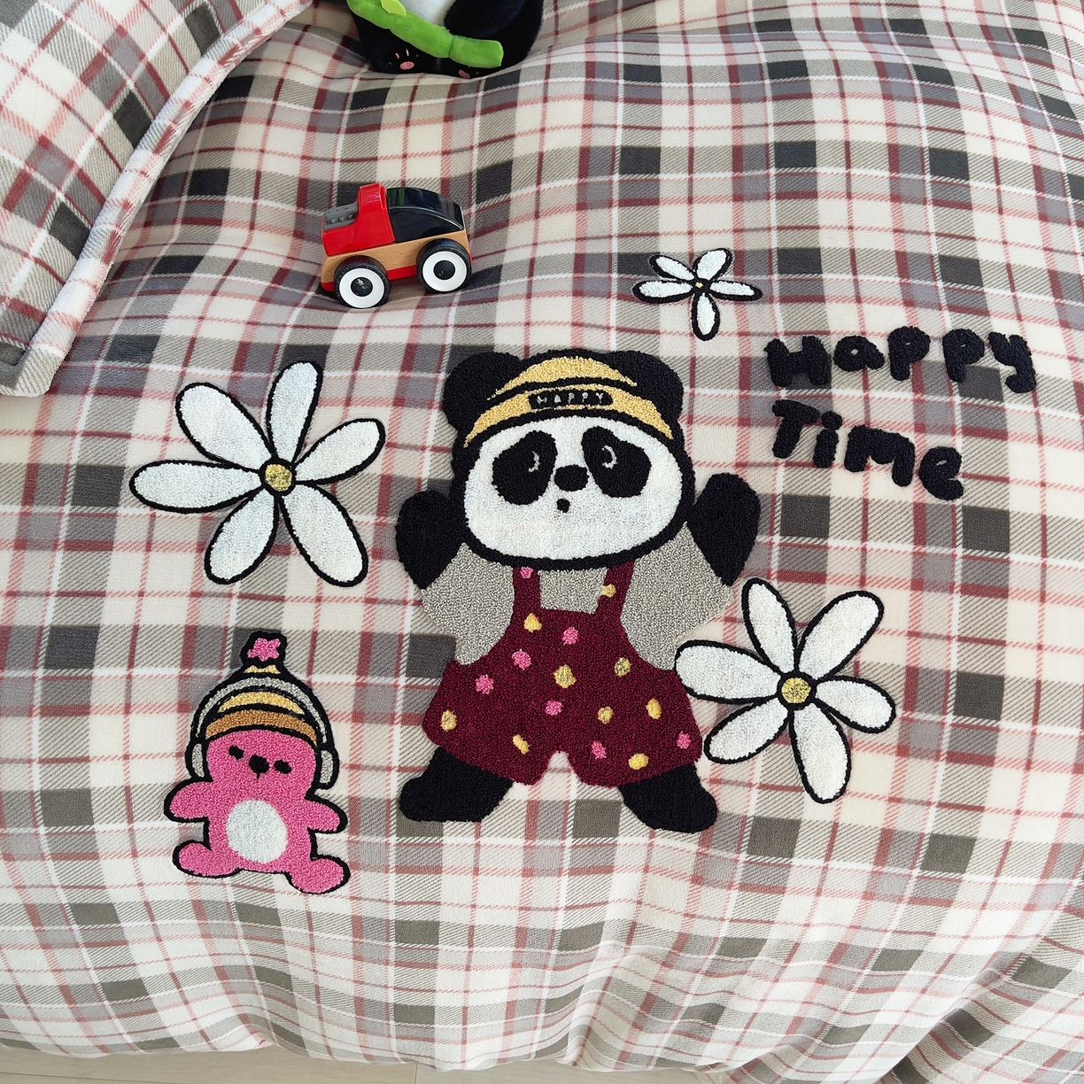 91家纺网 家纺一手货源 找家纺 （总）炫拼家纺 2025新款高克重牛奶绒毛巾绣卡通四件套-可孚系列