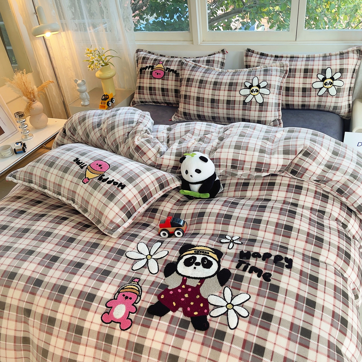 91家纺网 家纺一手货源 找家纺 （总）炫拼家纺 2025新款高克重牛奶绒毛巾绣卡通四件套-可孚系列