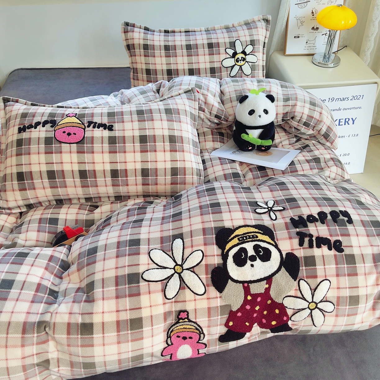 91家纺网 家纺一手货源 找家纺 （总）炫拼家纺 2025新款高克重牛奶绒毛巾绣卡通四件套-可孚系列