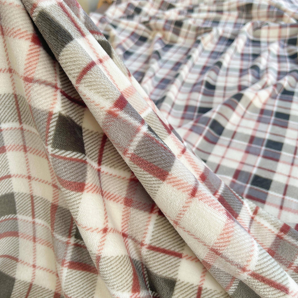 91家纺网 家纺一手货源 找家纺 （总）炫拼家纺 2025新款高克重牛奶绒毛巾绣卡通四件套-可孚系列