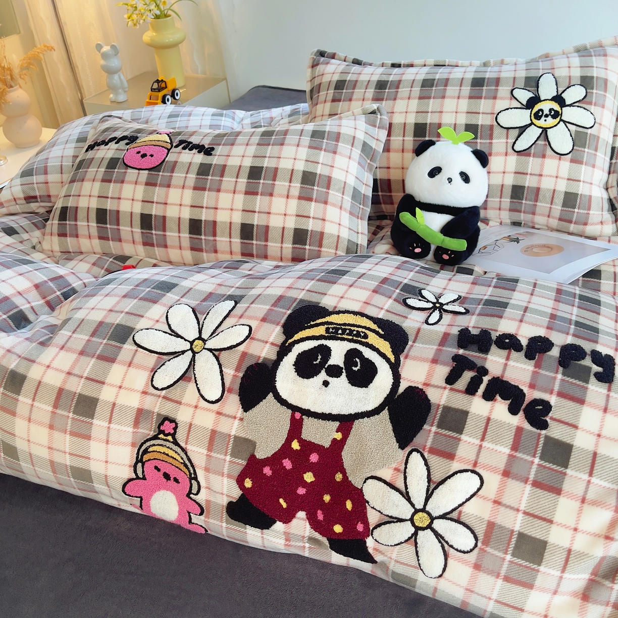 91家纺网 家纺一手货源 找家纺 （总）炫拼家纺 2025新款高克重牛奶绒毛巾绣卡通四件套-可孚系列