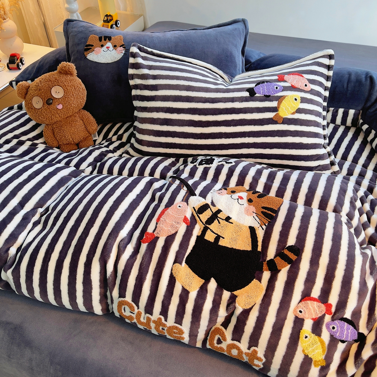 91家纺网 家纺一手货源 找家纺 （总）炫拼家纺 2025新款高克重牛奶绒毛巾绣卡通四件套-可孚系列