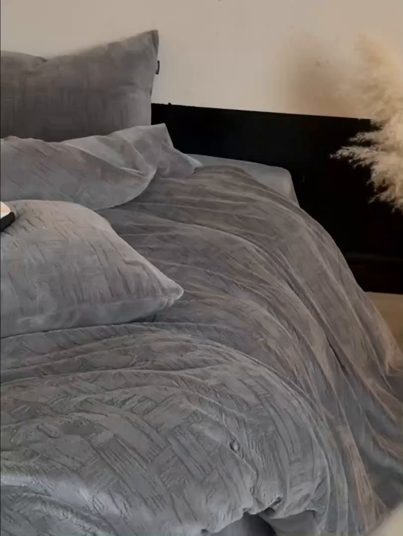 91家纺网 家纺一手货源 找家纺 （总）鹿班家居 2025新款冬季高克重牛奶绒立体雕花系列四件套-罗马假日（标准会员-10元）