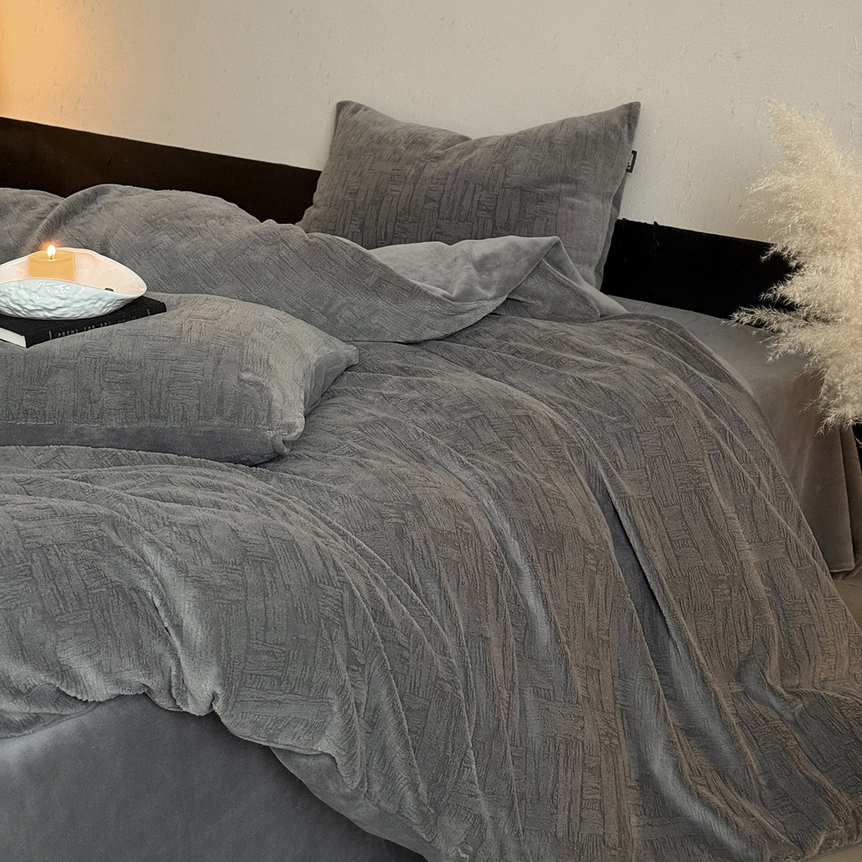 91家纺网 家纺一手货源 找家纺 （总）鹿班家居 2025新款冬季高克重牛奶绒立体雕花系列四件套-罗马假日（标准会员-10元）