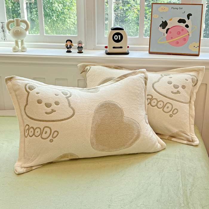 91家纺网 家纺一手货源 找家纺 韩巢家纺 2025新款高克重雪花绒牛奶绒四件套 爱心熊（绿）