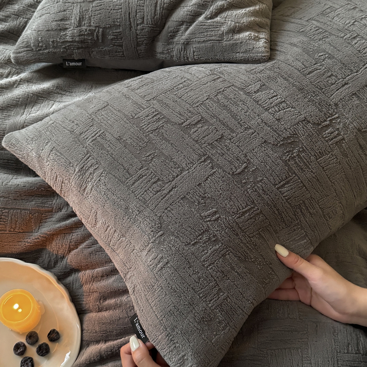 91家纺网 家纺一手货源 找家纺 （总）鹿班家居 2025新款冬季高克重牛奶绒立体雕花系列四件套-罗马假日（标准会员-10元）