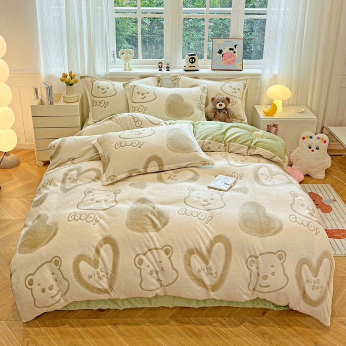 91家纺网 家纺一手货源 找家纺 韩巢家纺 2025新款高克重雪花绒牛奶绒四件套 爱心熊（绿）