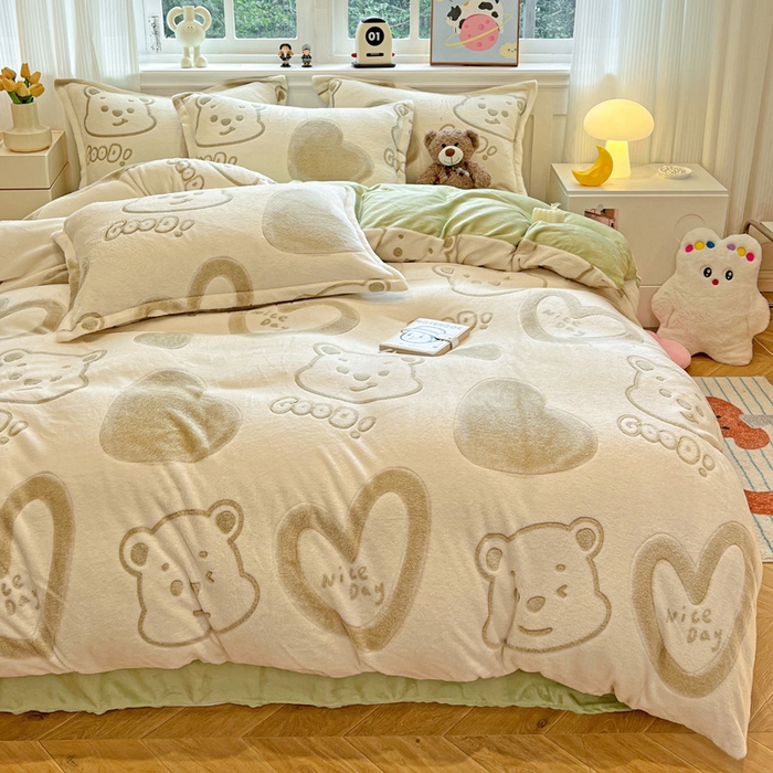 91家纺网 家纺一手货源 找家纺 韩巢家纺 2025新款高克重雪花绒牛奶绒四件套 爱心熊（绿）