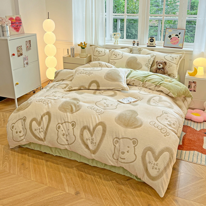 91家纺网 家纺一手货源 找家纺 韩巢家纺 2025新款高克重雪花绒牛奶绒四件套 爱心熊（绿）