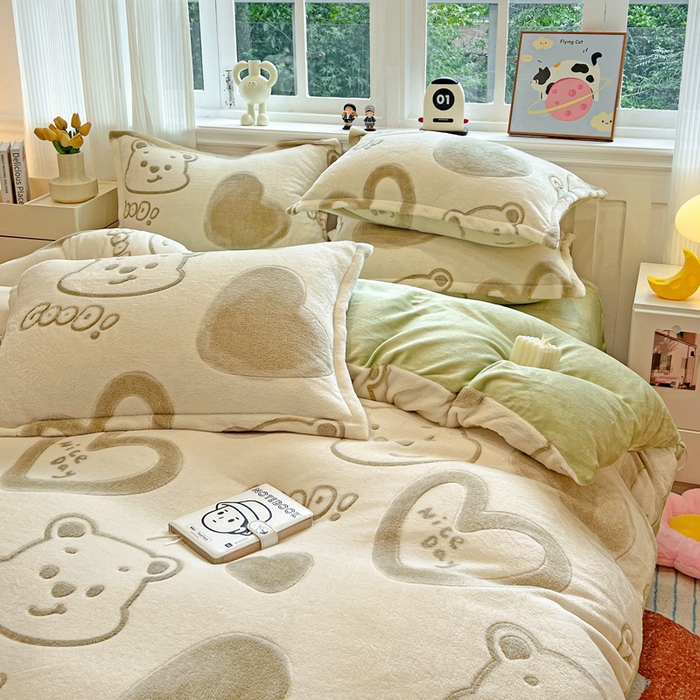 91家纺网 家纺一手货源 找家纺 韩巢家纺 2025新款高克重雪花绒牛奶绒四件套 爱心熊（绿）