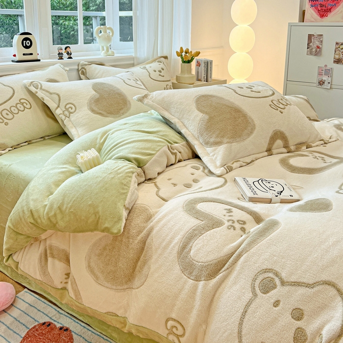 91家纺网 家纺一手货源 找家纺 韩巢家纺 2025新款高克重雪花绒牛奶绒四件套 爱心熊（绿）