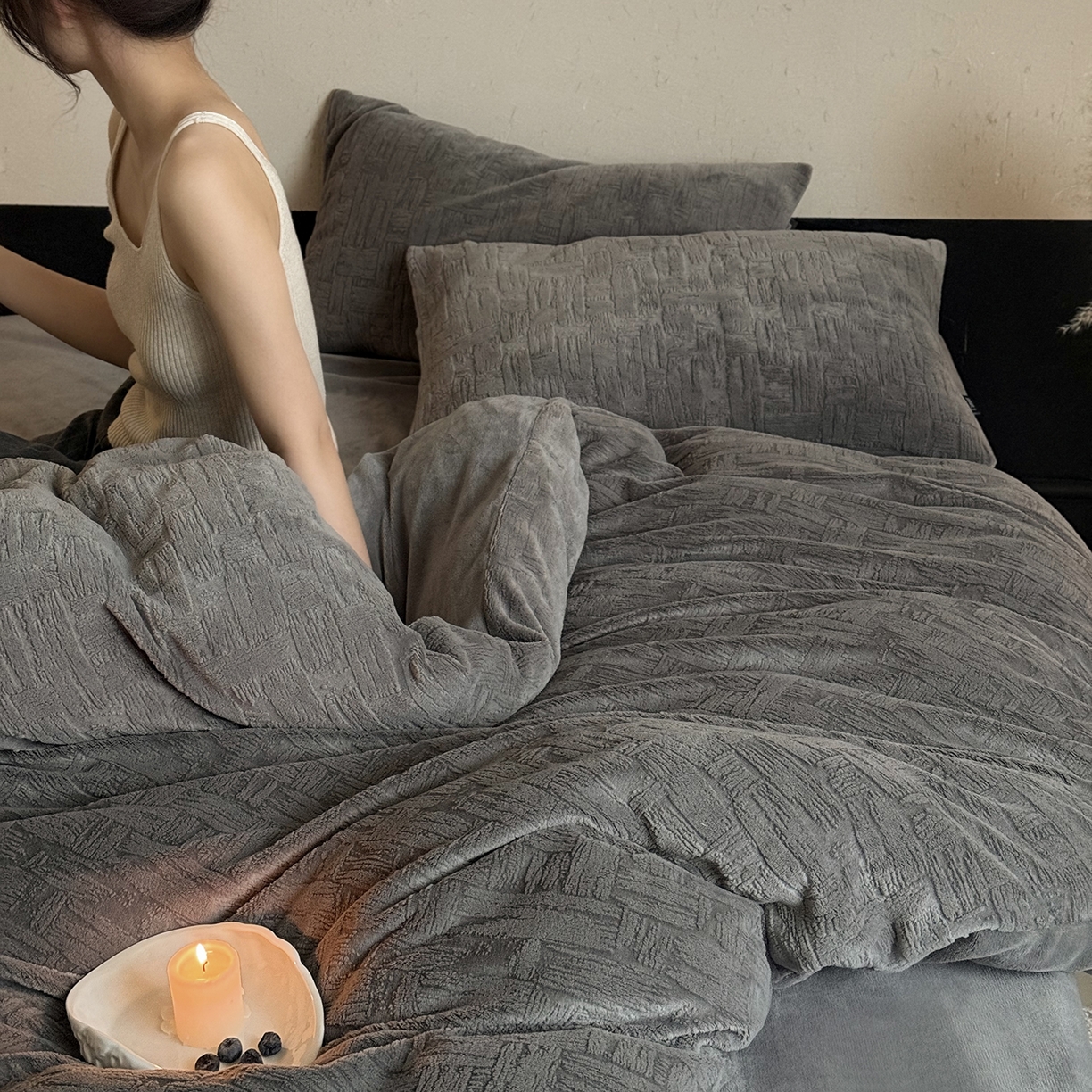 91家纺网 家纺一手货源 找家纺 （总）鹿班家居 2025新款冬季高克重牛奶绒立体雕花系列四件套-罗马假日（标准会员-10元）