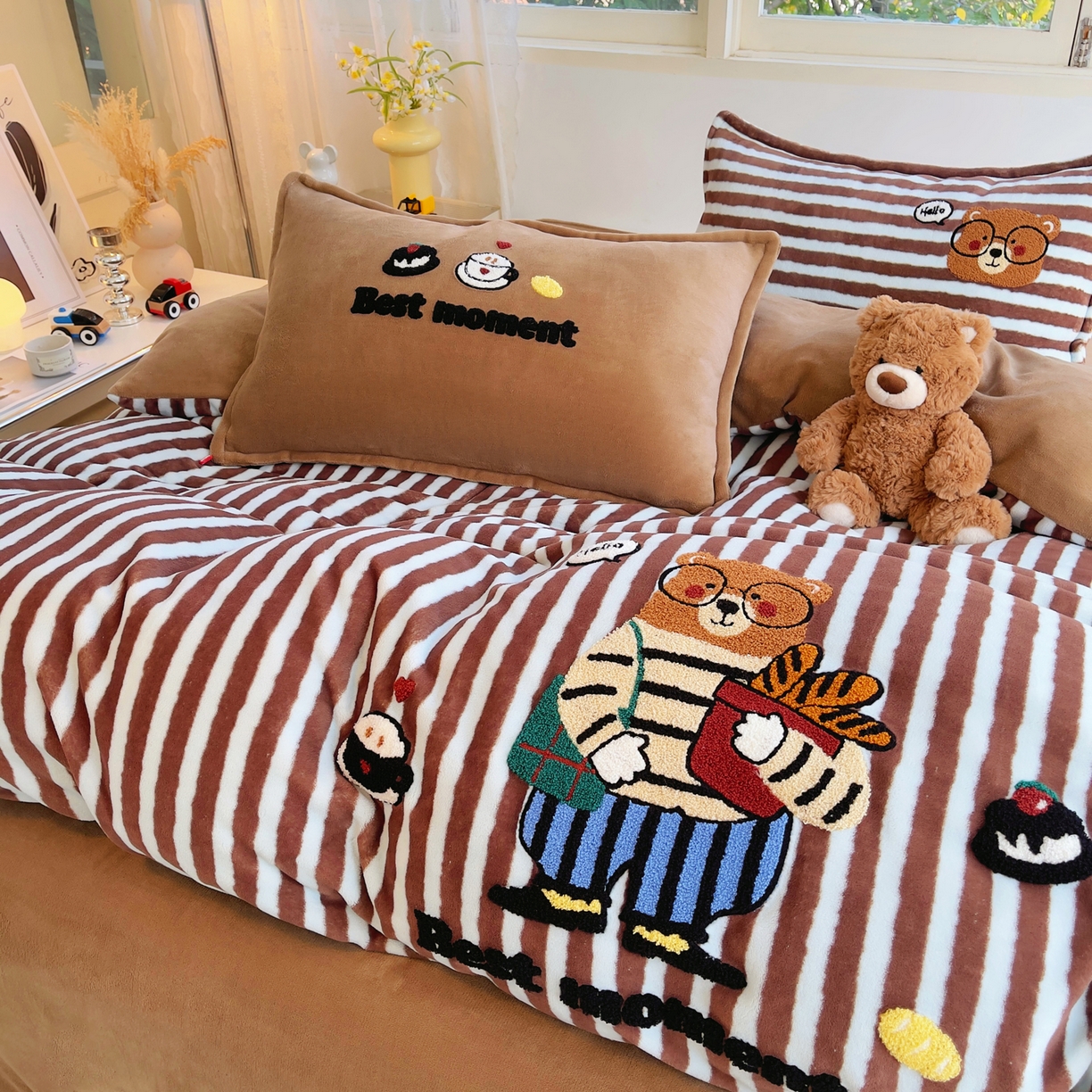 91家纺网 家纺一手货源 找家纺 （总）炫拼家纺 2025新款高克重牛奶绒毛巾绣卡通四件套-可孚系列