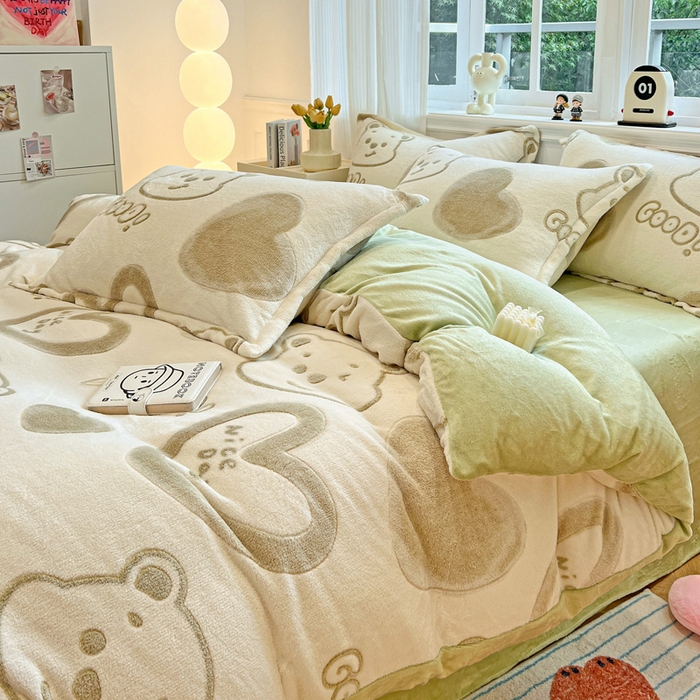 91家纺网 家纺一手货源 找家纺 韩巢家纺 2025新款高克重雪花绒牛奶绒四件套 爱心熊（绿）
