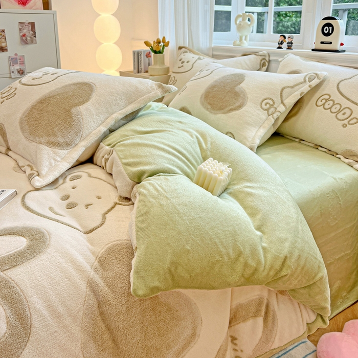 91家纺网 家纺一手货源 找家纺 韩巢家纺 2025新款高克重雪花绒牛奶绒四件套 爱心熊（绿）