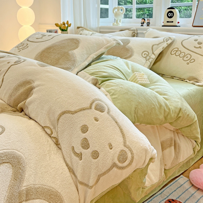 91家纺网 家纺一手货源 找家纺 韩巢家纺 2025新款高克重雪花绒牛奶绒四件套 爱心熊（绿）