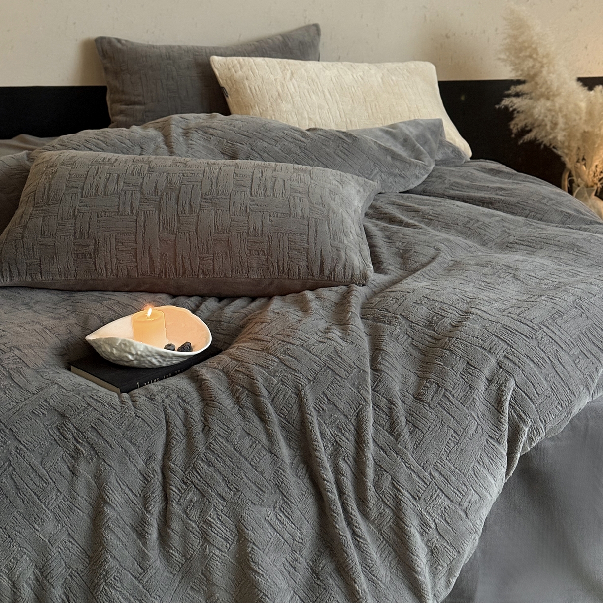 91家纺网 家纺一手货源 找家纺 （总）鹿班家居 2025新款冬季高克重牛奶绒立体雕花系列四件套-罗马假日（标准会员-10元）