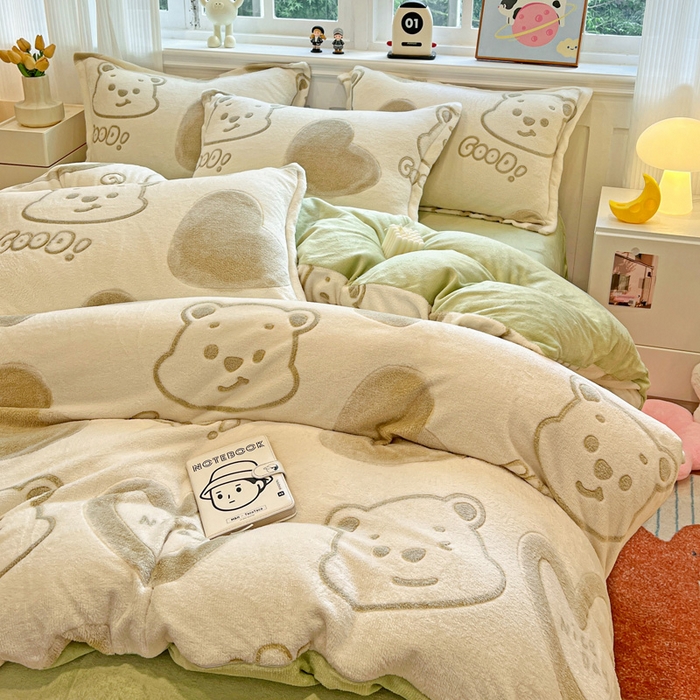 91家纺网 家纺一手货源 找家纺 韩巢家纺 2025新款高克重雪花绒牛奶绒四件套 爱心熊（绿）