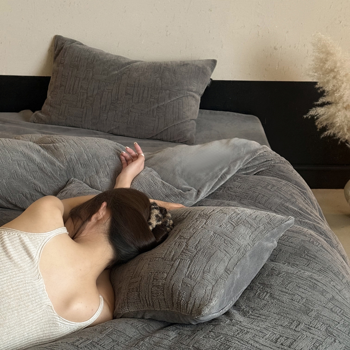 91家纺网 家纺一手货源 找家纺 （总）鹿班家居 2025新款冬季高克重牛奶绒立体雕花系列四件套-罗马假日（标准会员-10元）