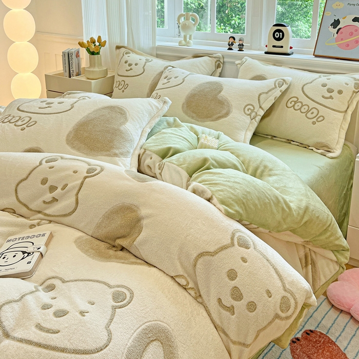 91家纺网 家纺一手货源 找家纺 韩巢家纺 2025新款高克重雪花绒牛奶绒四件套 爱心熊（绿）