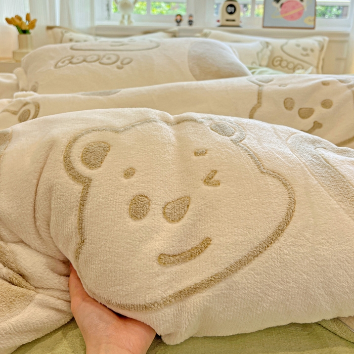 91家纺网 家纺一手货源 找家纺 韩巢家纺 2025新款高克重雪花绒牛奶绒四件套 爱心熊（绿）