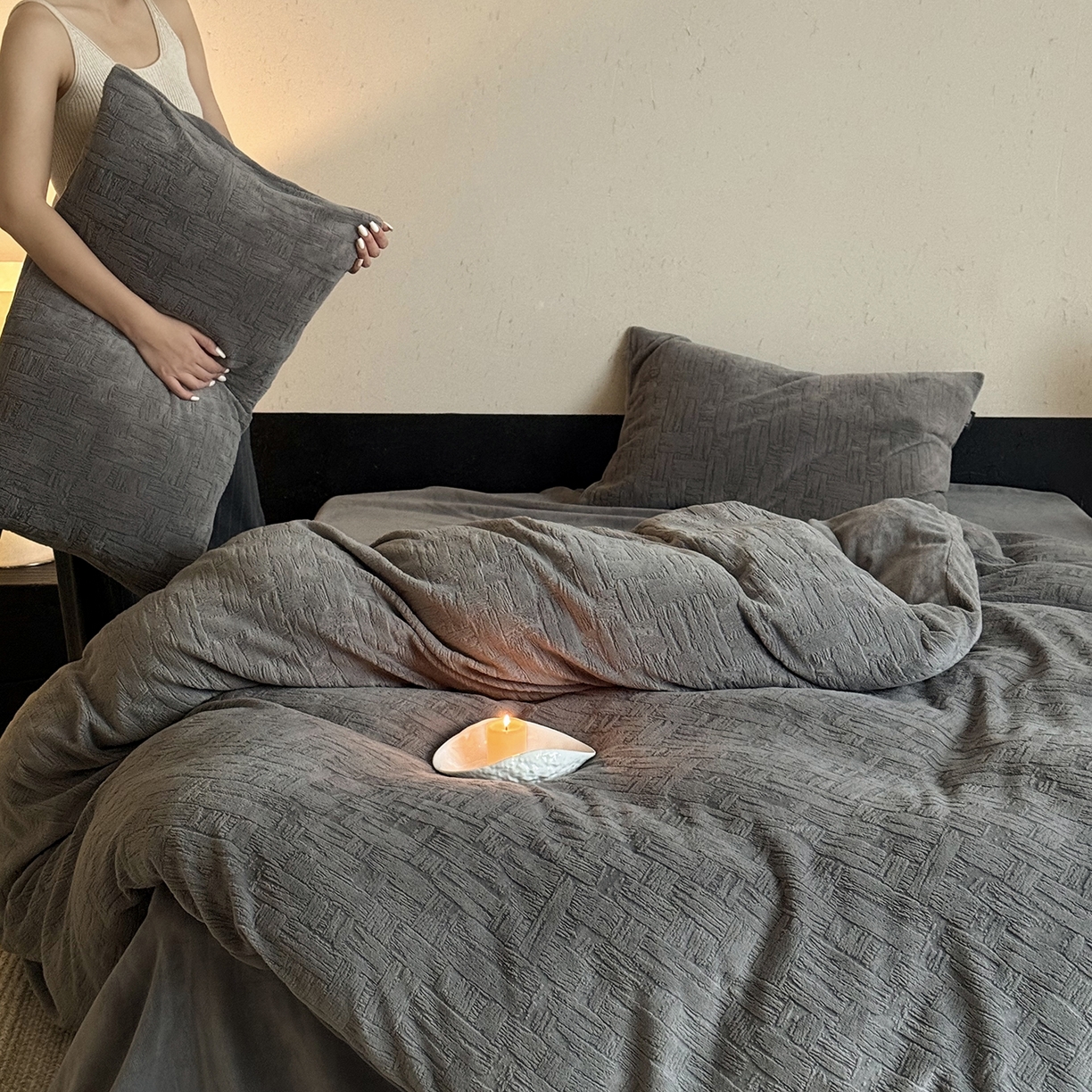 91家纺网 家纺一手货源 找家纺 （总）鹿班家居 2025新款冬季高克重牛奶绒立体雕花系列四件套-罗马假日（标准会员-10元）