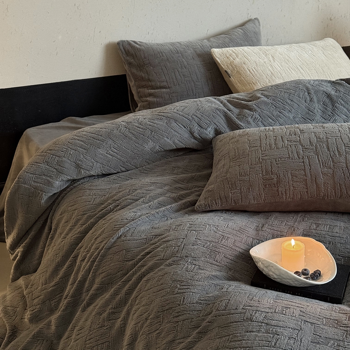 91家纺网 家纺一手货源 找家纺 （总）鹿班家居 2025新款冬季高克重牛奶绒立体雕花系列四件套-罗马假日（标准会员-10元）