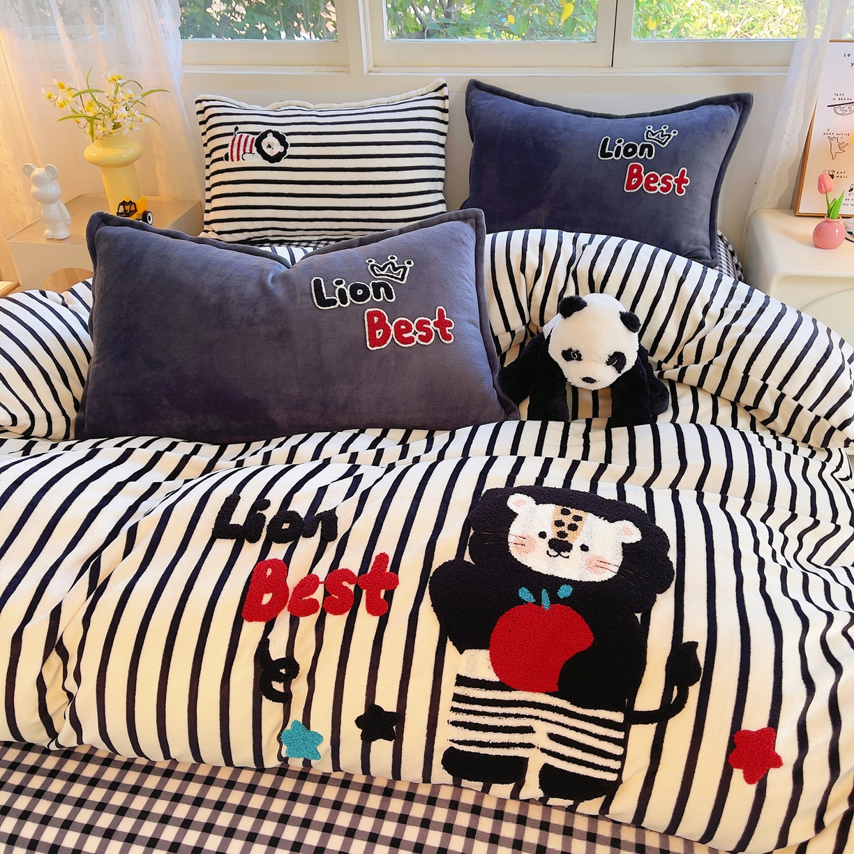 91家纺网 家纺一手货源 找家纺 （总）炫拼家纺 2025新款高克重牛奶绒毛巾绣卡通四件套-可孚系列