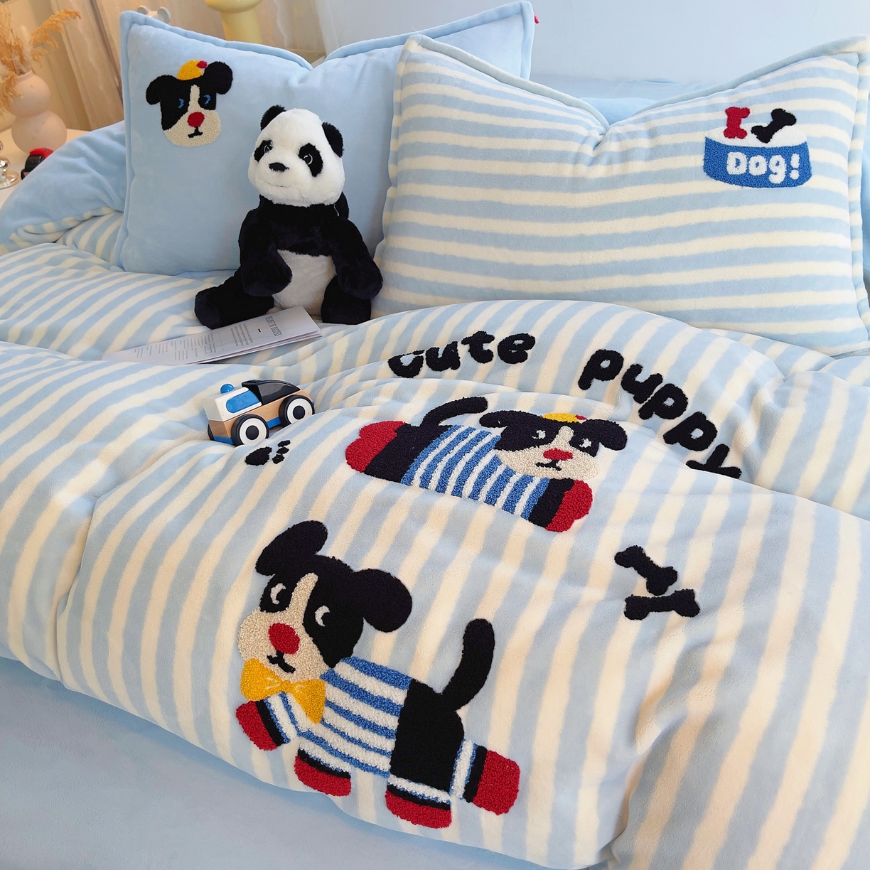 91家纺网 家纺一手货源 找家纺 （总）炫拼家纺 2025新款高克重牛奶绒毛巾绣卡通四件套-可孚系列