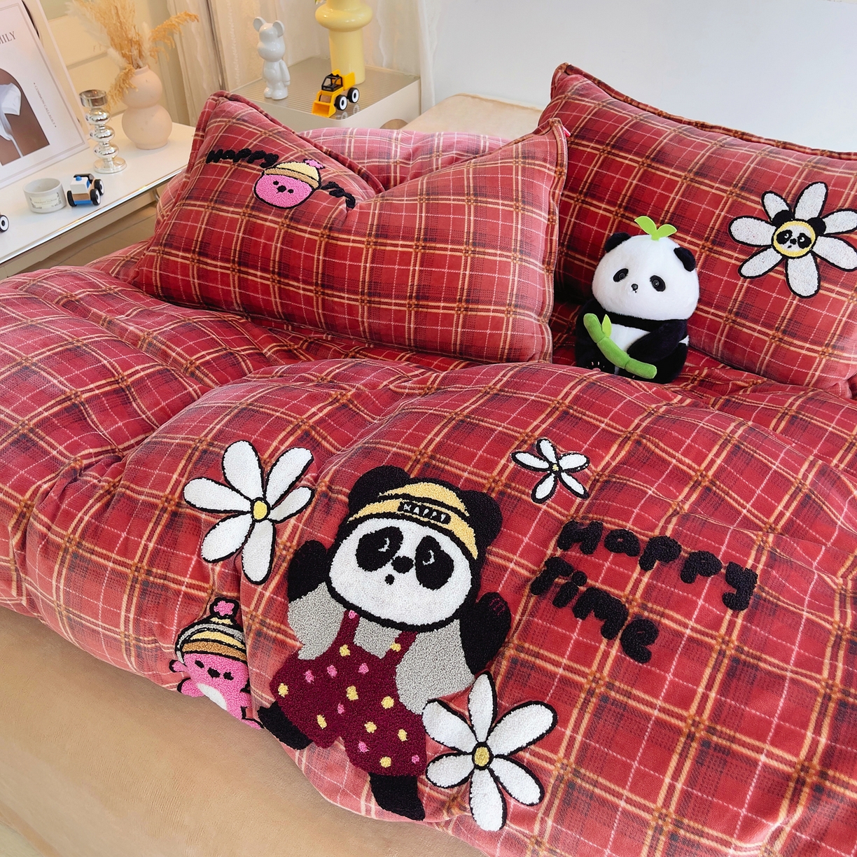 91家纺网 家纺一手货源 找家纺 （总）炫拼家纺 2025新款高克重牛奶绒毛巾绣卡通四件套-可孚系列