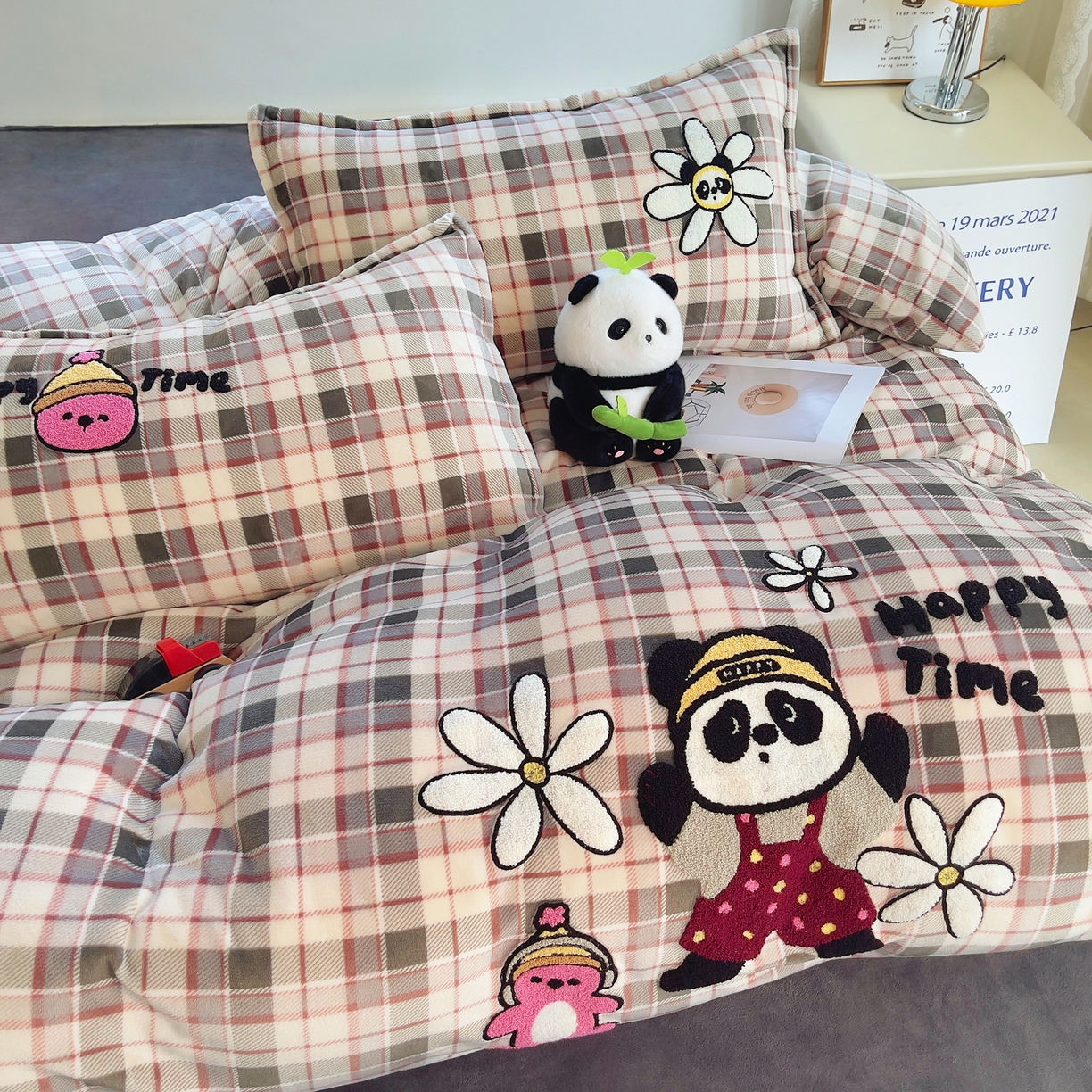 91家纺网 家纺一手货源 找家纺 炫拼家纺 2025新款高克重牛奶绒毛巾绣卡通四件套-可孚系列 可孚-阳光熊猫-灰