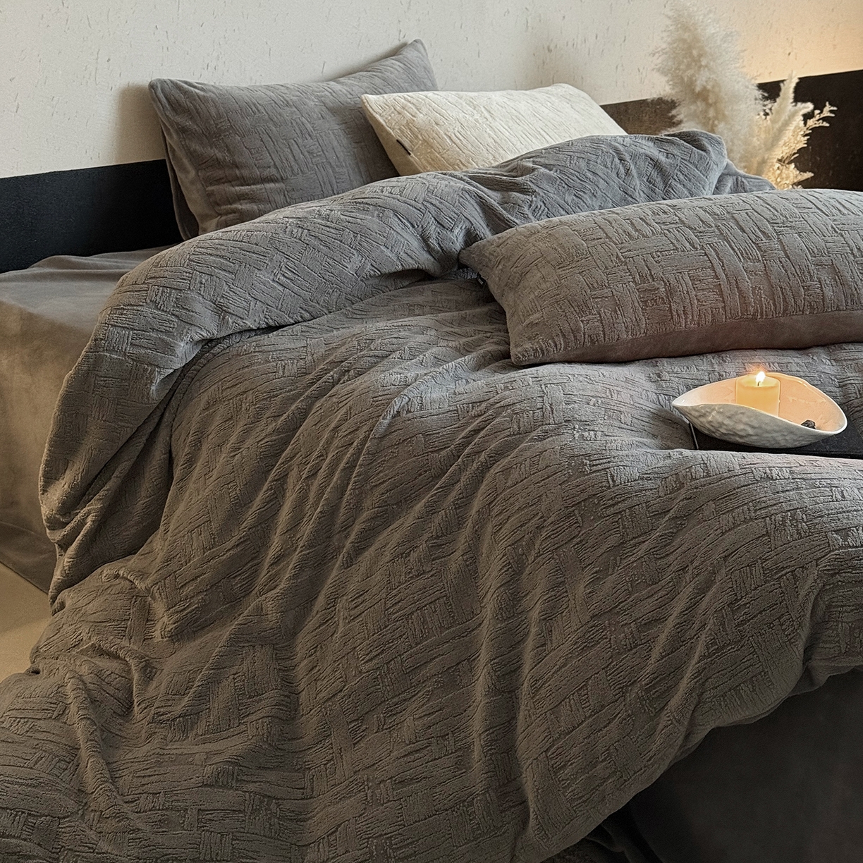 91家纺网 家纺一手货源 找家纺 鹿班家居 2025新款冬季高克重牛奶绒立体雕花系列四件套-罗马假日（标准会员-10元） 罗马假日-深灰