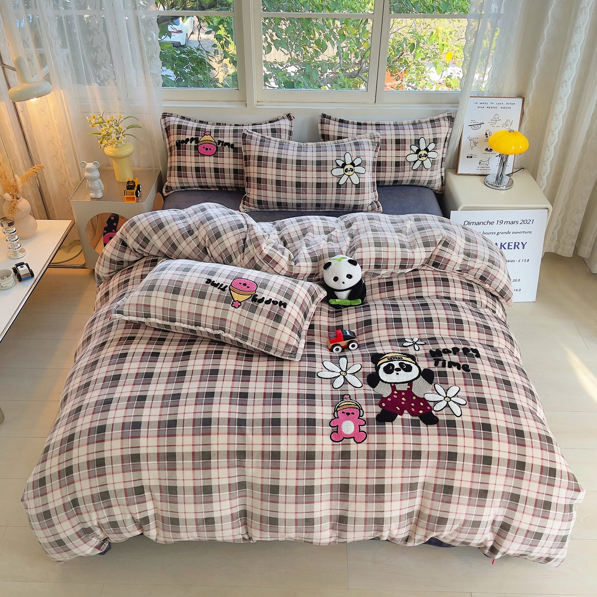 91家纺网 家纺一手货源 找家纺 炫拼家纺 2025新款高克重牛奶绒毛巾绣卡通四件套-可孚系列 可孚-阳光熊猫-灰