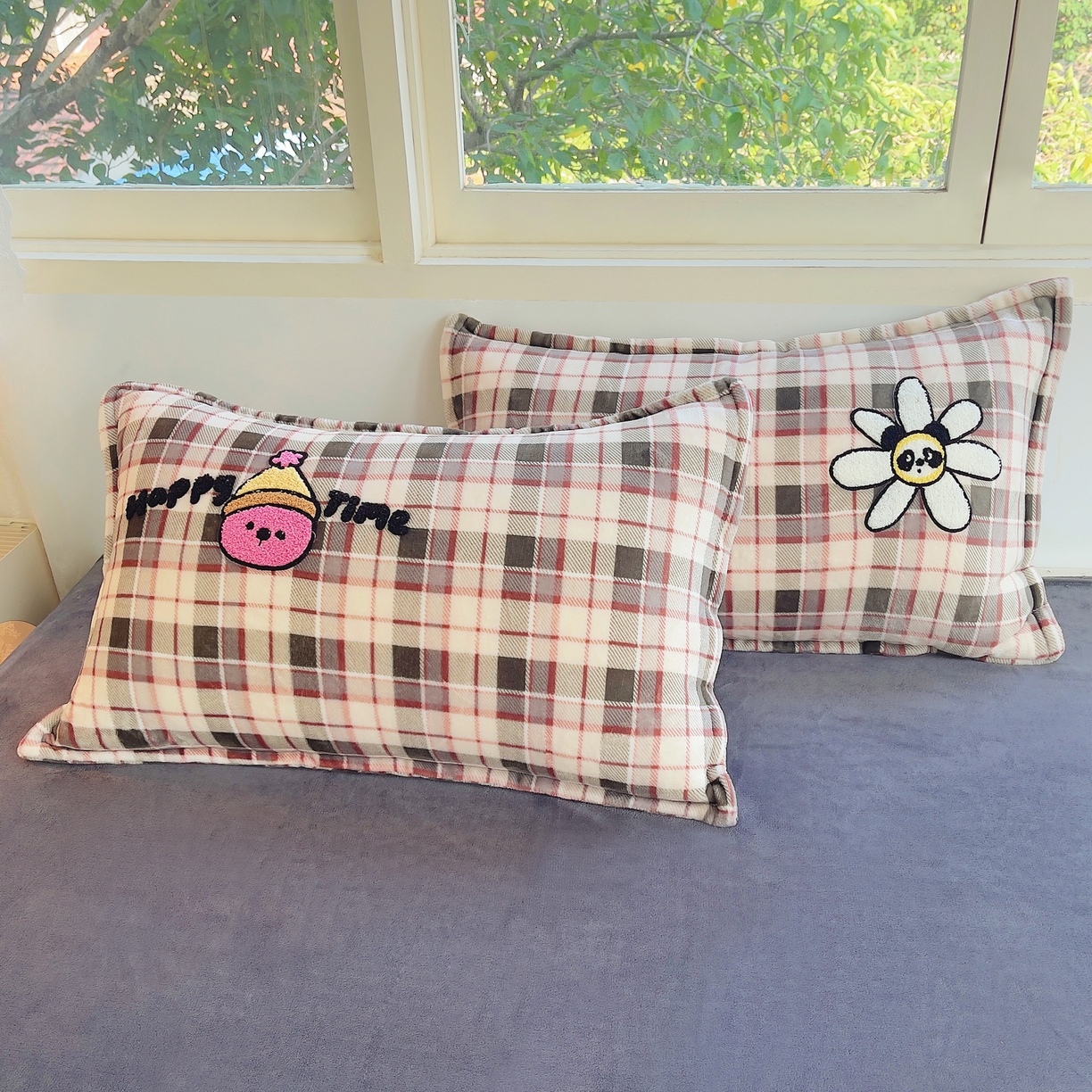 91家纺网 家纺一手货源 找家纺 炫拼家纺 2025新款高克重牛奶绒毛巾绣卡通四件套-可孚系列 可孚-阳光熊猫-灰